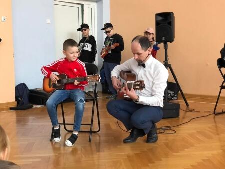 Gitara  gitarze  nierówna. Koncert Agencji Artystycznej Pozytywka