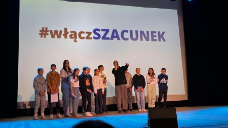 WIELKI FINAŁ PROJEKTU EDUKACYJNEGO POD PATRONATEM BURMISTRZA MIASTA MŁAWA #włączSZACUNEK i spotkanie uczniów naszej szkoły z raperem MIKSEREM