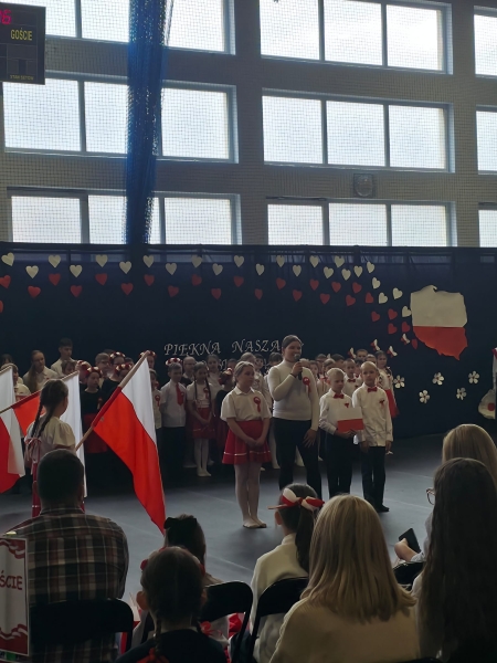 Lekcja patriotyzmu - Oddział przygotowawczy na apelu z okazji 3 Maja