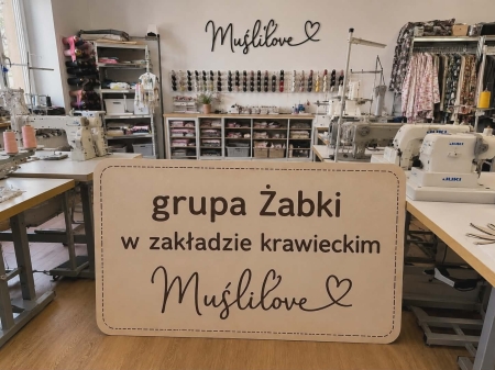 Grupa Żabki w zakładzie krawieckim